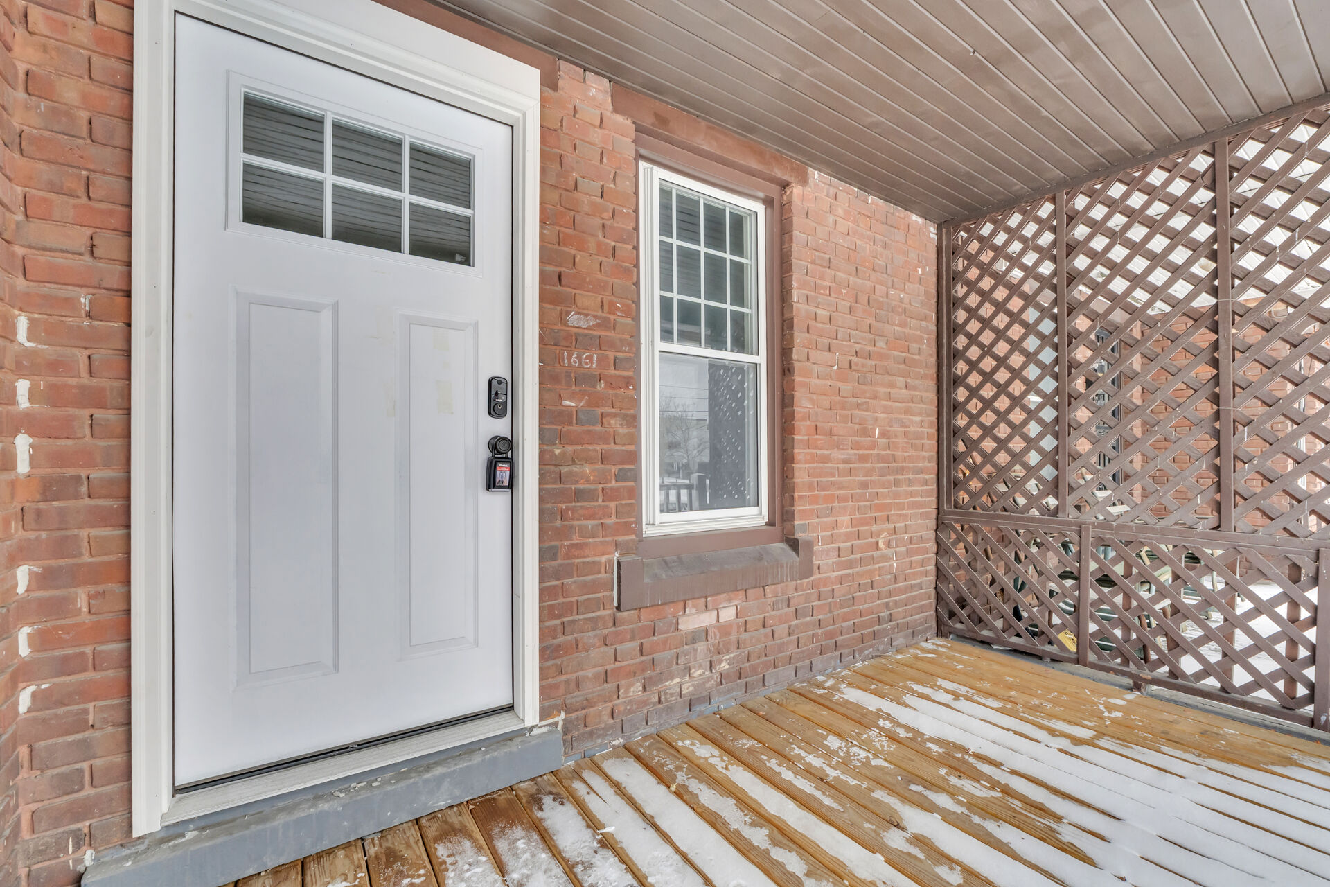 Entrance door with keyless smart lock